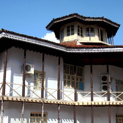 به احترام ارگ کلاه فرنگی کلاه از سر بردارید 